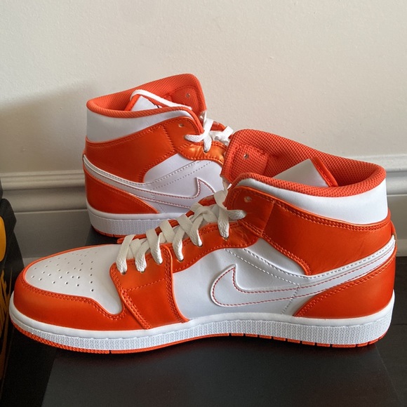 AIR JORDAN 1 MID SE ELECTRO ORANGE - Picture 6 of 8